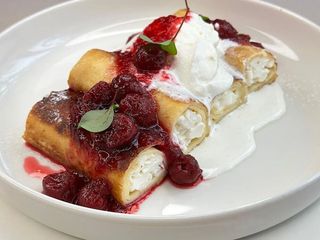 Clătite cu brânză dulce și vișine