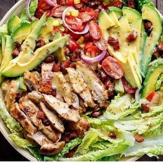 Salata pui cu dressing miere si mustar 