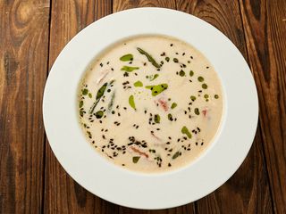 Вершковий суп з креветками та кальмаром