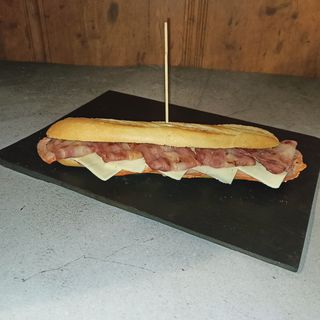 Baguette De Lomo, Queso Y Bacon