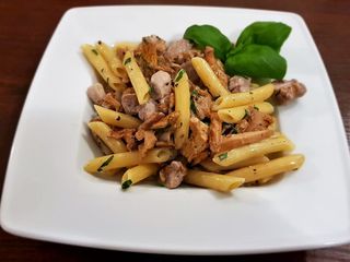 Penne con lombata e finferii