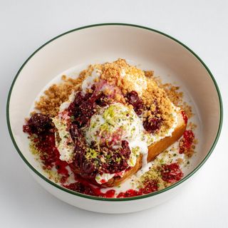 Френч тост с ванильным мороженым сыром маскарпоне и вишней (250г)
