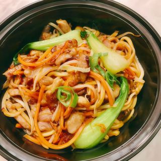 牛肉鸡蛋炒面Tallarines salteados con ternera, verduras y huevo