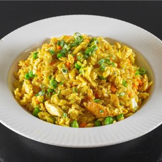 Arroz frito con pollo al curry