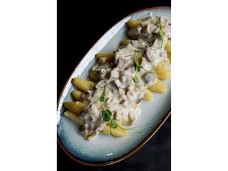 Палюшки з м'ясом під соусом з білих грибів (220g)