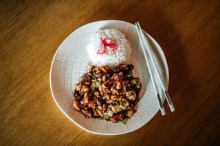 Gongbao piletina sa rižom