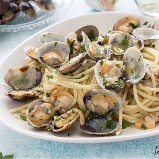 Spaghettone con vongole, bottarga, ciliegino e lime