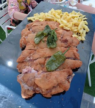 Cachopo de ternera con patatas (1600/1800 gr. aproximadamente )