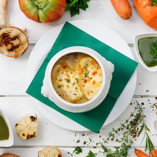 Френска лучена супа с хрупкав хляб и разтопено сирене 300 гр.