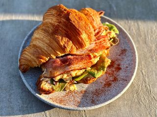 Круасан з беконом (380g)