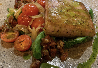 Тунець з томатною сальсою