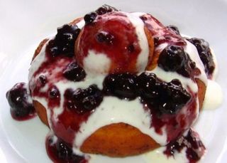 PAPANAS CU SMANTANA SI DULCEATA DE VISINE