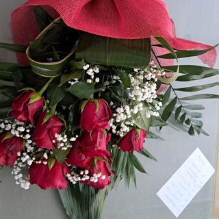 Fascio con 7 rose rosse