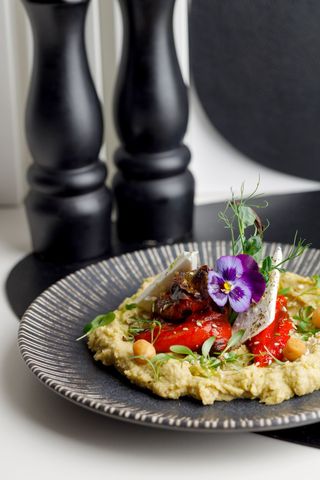 Humus negru, cu salata si mozzarela