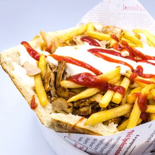 Kebab w bułce z frytkami i surówką duży