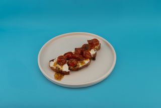 Tostada De Queso Crema Y Cherrys