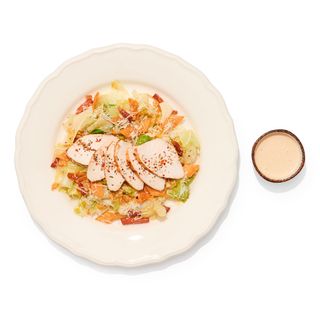 Ensalada César con pechuga de pollo marinada y parmesano