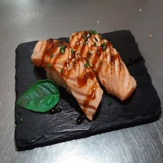 Nigiri Salmón Flameado (2 Pzs.)