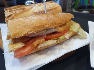 Bocata De Vegetal Pollo Con Lechuga, Tomate Rodaja Y Huevo Duro