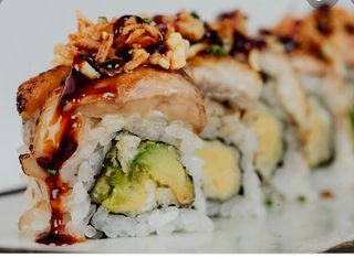 roll de especial salmon tataki con cebolla 8 piezas