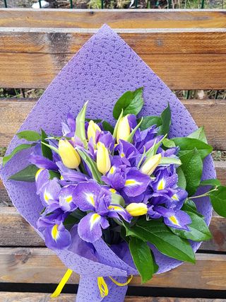 Buchet 11 irisi si 10 lalele galbene