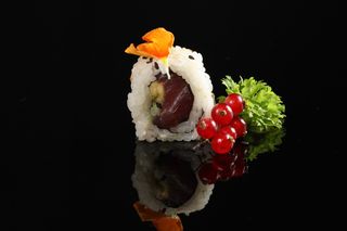 53. Tonno uramaki - 4 pezzi