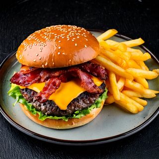 Meniu Black Angus Burger cu Cartofi Prăjiți