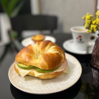 Tost z awokado, jajkiem i łososiem