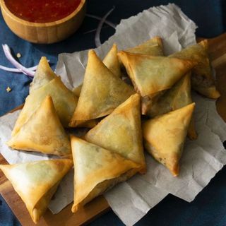 Triángulo Relleno De Carne De Curry