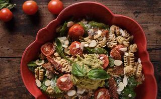 ENSALADA DE PASTA INTEGRAL Y PETO