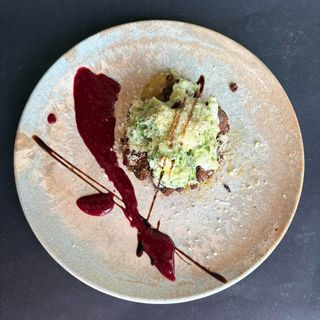 Куряча печінка з грушею та броколі