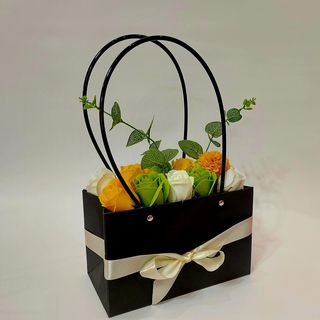 cod 402 Cutie poseta neagra cu 10 flori sapun galben verde,eucalipt