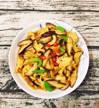 E18. Pollo Con Seta China