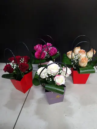 Aranjament floral 5 trandafiri mix in plasuta