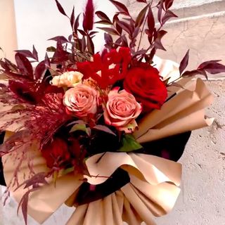 Bouquet 5 rose rosse e 5 rose rosa con verde decorativo e rosso