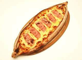 Pida turceasca cu cascaval si sunca