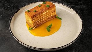 Медовик з манговим кулі (150/40 г)