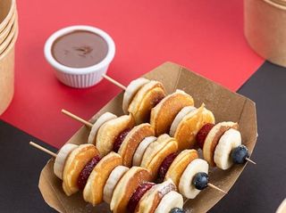 მინი ფანქეიქი ხილთან ჩხირზე