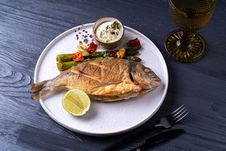 Гриль дорадо со спаржей 