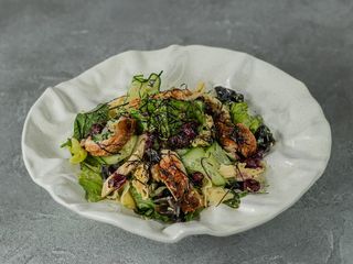 Салат з вугрем, древесним грибом, вишнею та фучжу з горіховим соусом