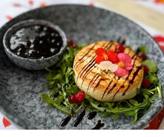 Camembert la grătar cu sos de afine