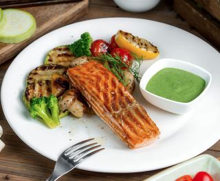 Lomo De Salmón Al Grill Con Eneldo Y Verduritas