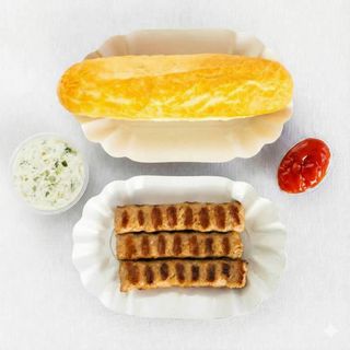 Тройка кебапчета и сос + салата Снежанка