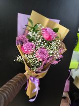 Buket sa tri ruže i moksom dekoracija i pakovanjem