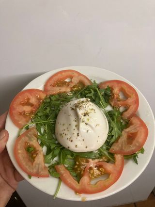 Burrata con Rúcula y tomate