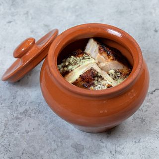 Томленая курица в горшочке