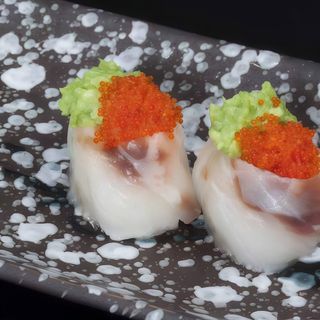 Gunkan de Lubina Con Aguacate Y Tobiko