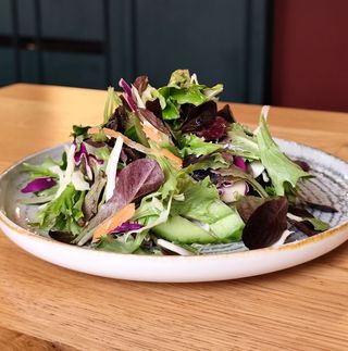 Микс зелена салата с краставица и морков