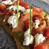 Bruschetta Con Salmón ahumado, aguacate, tomates cherry y stracciatella