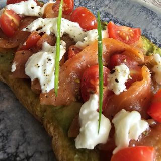 Bruschetta Con Salmón ahumado, aguacate, tomates cherry y stracciatella